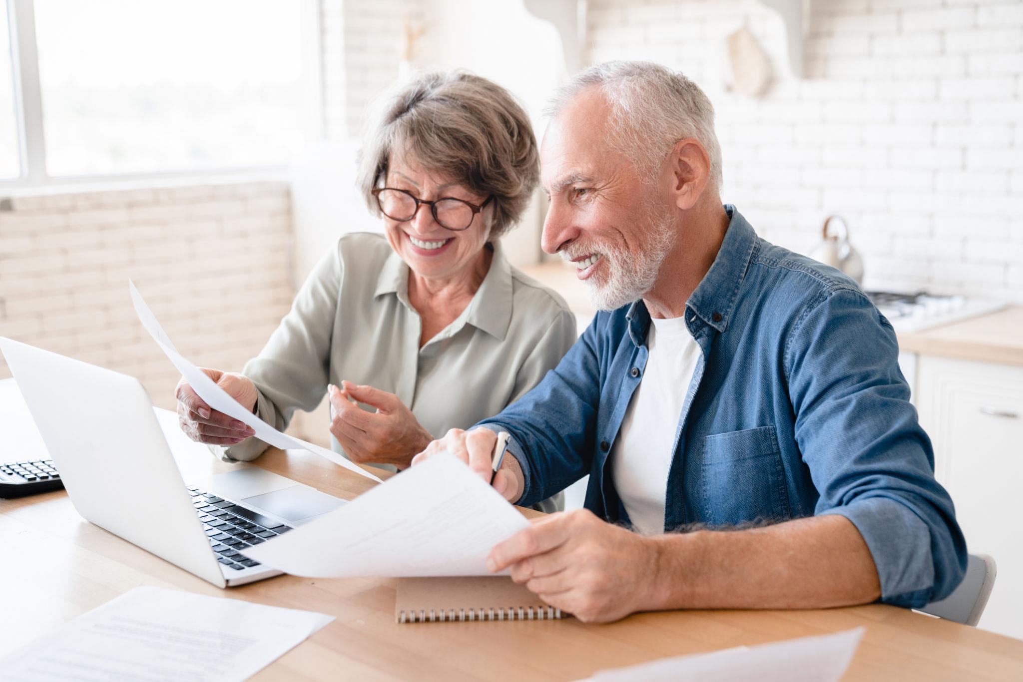 Medicare Open Enrollment 2026 – Florida couple reviewing healthcare coverage options at home